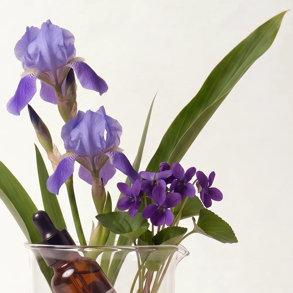 Essential Oil Blend No.933 · close-up of ingredients in a glass | Lê Mai