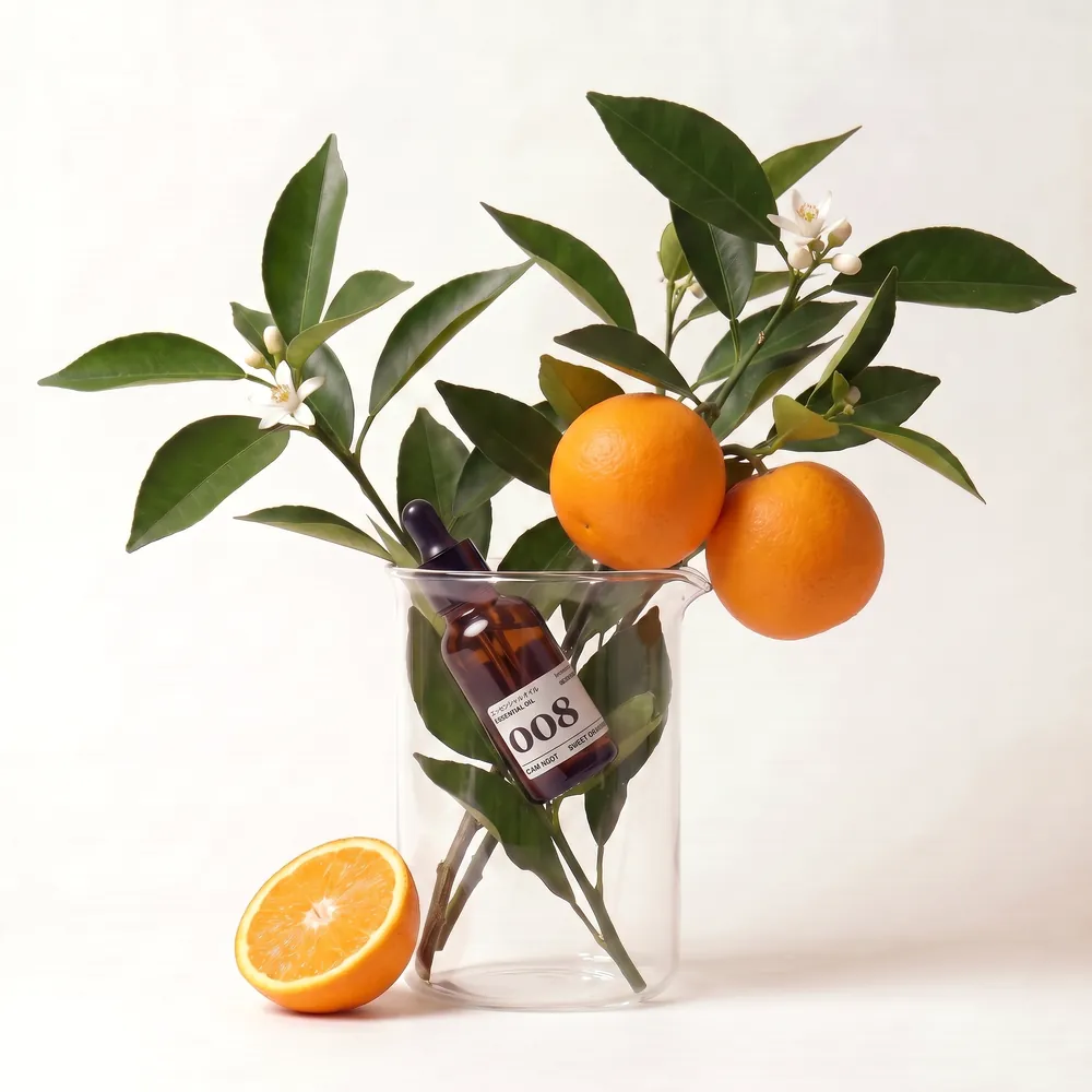 Tinh dầu Cam Ngọt – Sweet Orange · chai tinh dầu trong ly nguyên liệu | Lê Mai