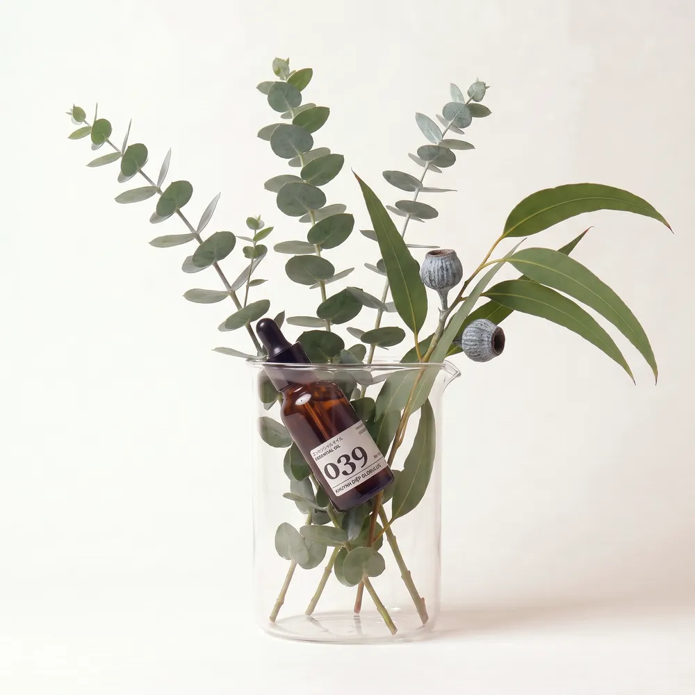 Tinh dầu Khuynh Diệp Globulus – Eucalyptus Globulus · chai tinh dầu trong ly nguyên liệu | Lê Mai