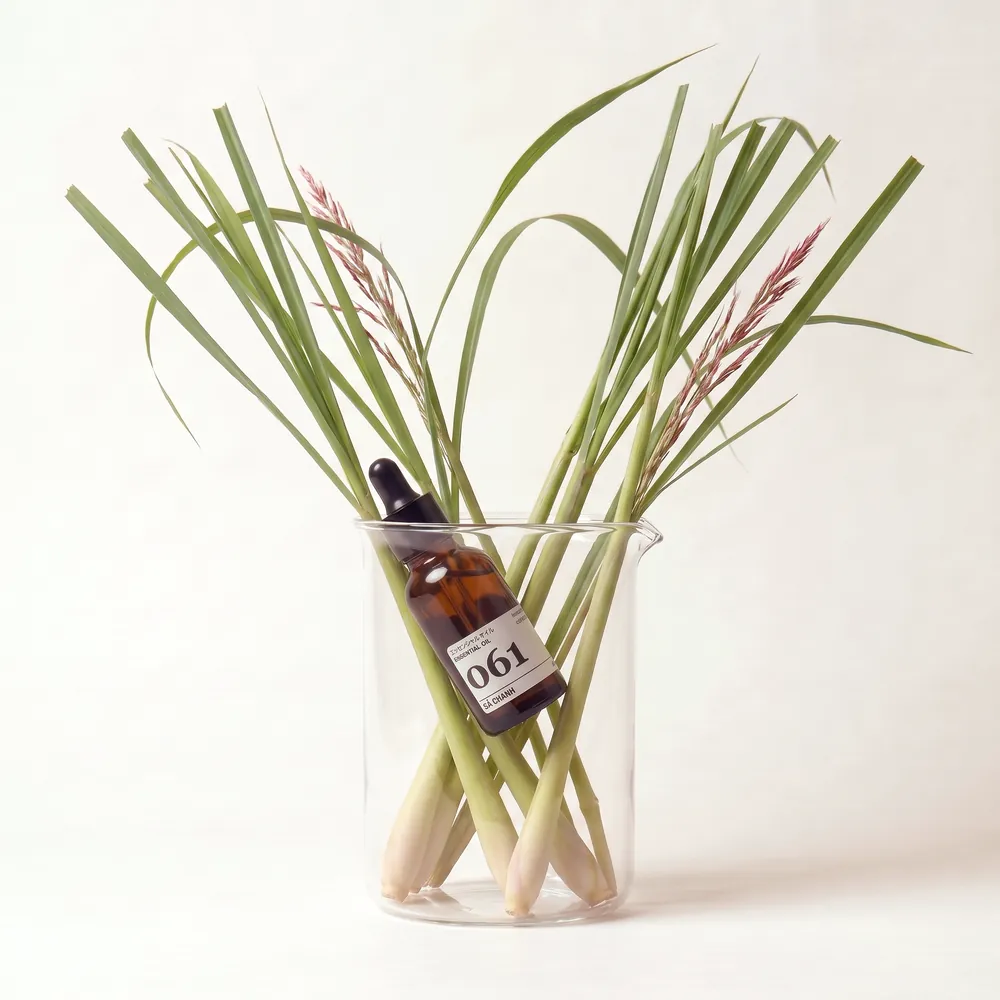 Tinh dầu Sả Chanh – Lemongrass · chai tinh dầu trong ly nguyên liệu | Lê Mai