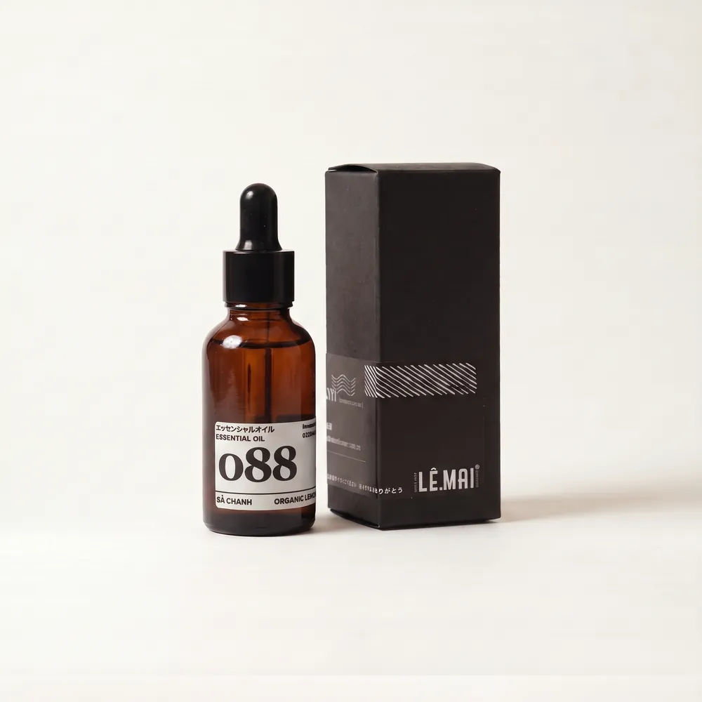Tinh dầu Sả Chanh Organic – Organic Lemongrass · chai tinh dầu và hộp | Lê Mai