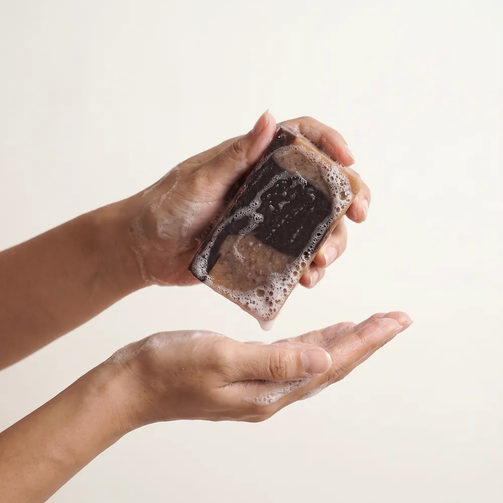 Xà bông thủ công Cà Phê – Coffee Bean · tay cầm bánh xà bông tạo bọt | Lê Mai