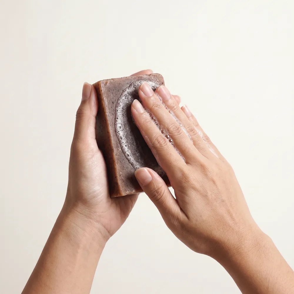 Xà bông thủ công Đậu Đỏ – Red Bean · tay cầm bánh xà bông tạo bọt | Lê Mai