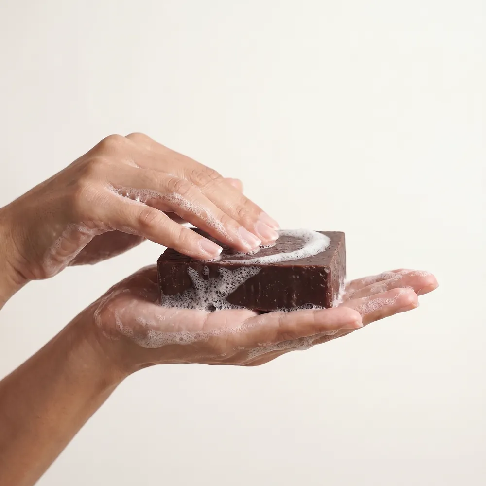 Xà bông thủ công Sô-Cô-La Dark Chocolate · tay cầm bánh xà bông tạo bọt | Lê Mai
